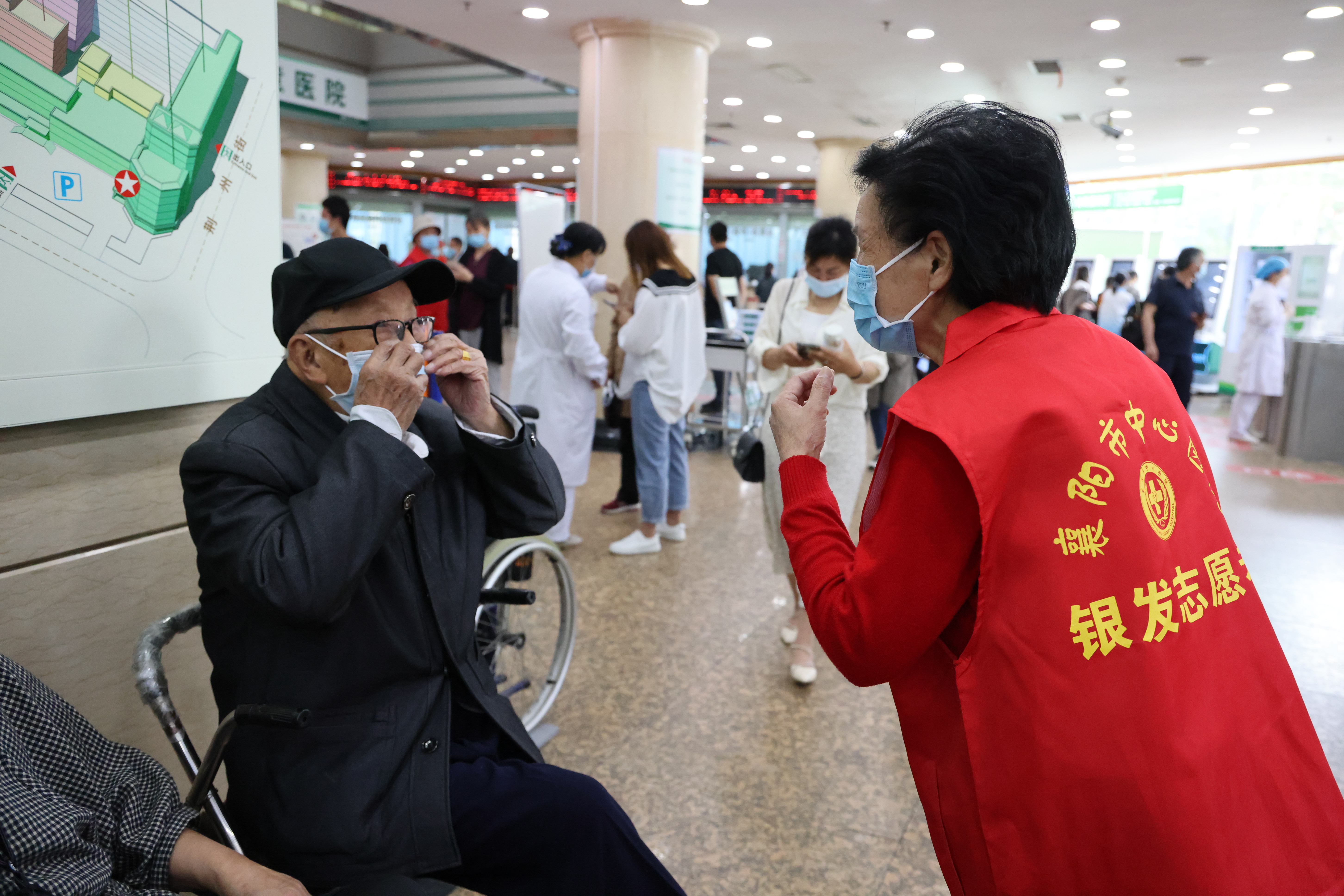 5.17襄阳市中心医院退休银发志愿者参与医院文明行为志愿活动，劝导患者戴口罩文明就医.JPG