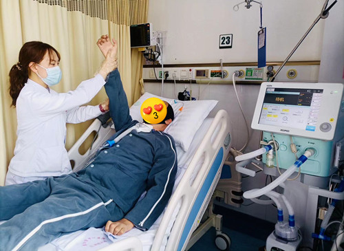 108斤的她轻松搬动160斤的患者，95后康复师8年坚持撸铁练成“女汉子”